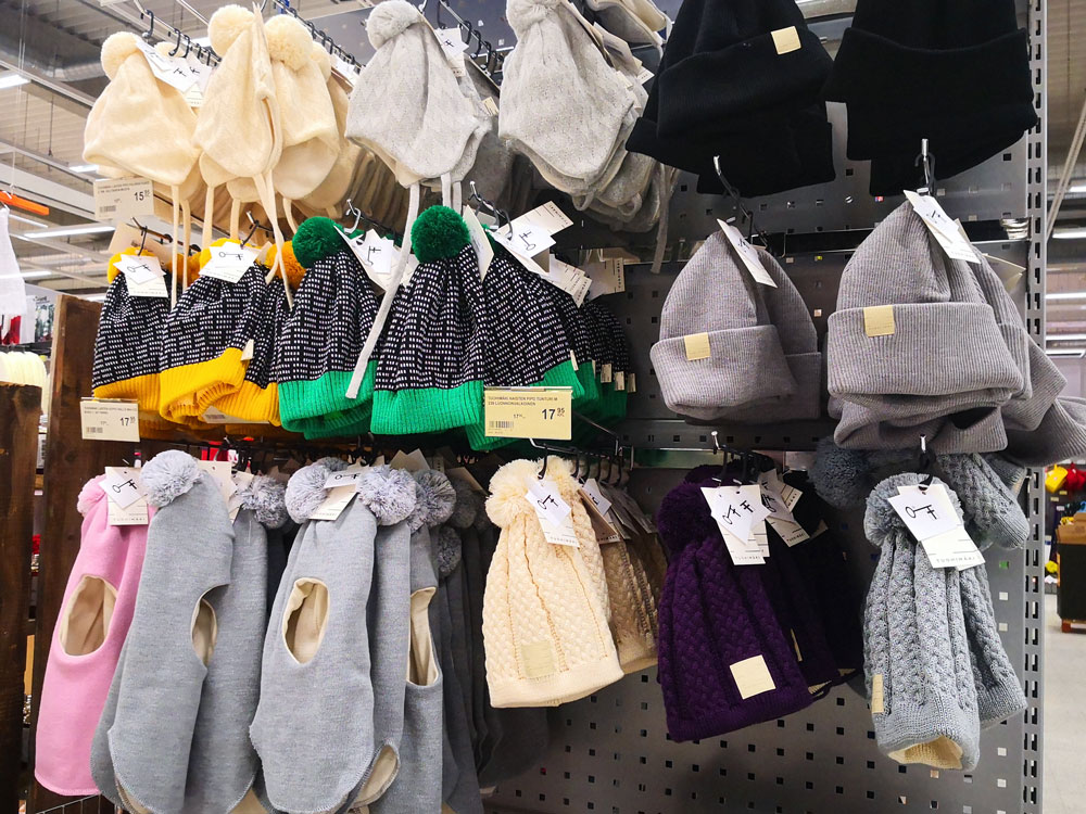 Tuohimäki-mallistosta löytyy laaja kirjo neuletuotteita aikuisille ja lapsille. Mallistossa on tarjolla sesongin trendivärejä, mutta myös klassisia perusvärejä.