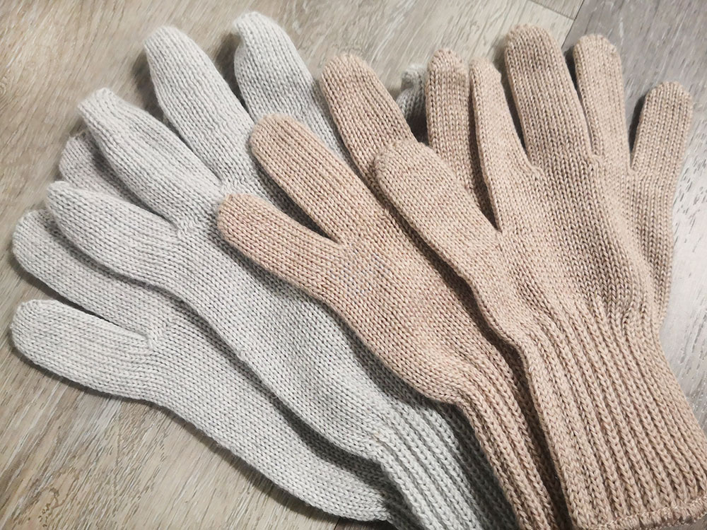 Our strength lies in manufacturing gloves and other knitwear accessories as customized product lines for our customers, with flexibility, speed, and reasonable pricing.